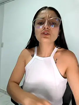 Snapshot of Coralinne__ chatting on 04-22-26, 01:34 Coralinne online show from 04-22-26, 01:34