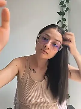 Snapshot of Coralinne__ chatting on 05-10-26, 04:31 Coralinne online show from 05-10-26, 04:31