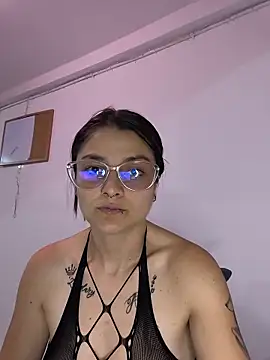 Snapshot of Coralinne__ chatting on 05-22-26, 01:03 Coralinne online show from 05-22-26, 01:03