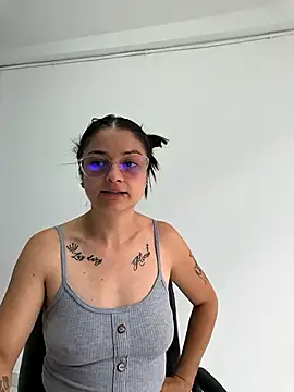 Snapshot of Coralinne__ chatting on 04-01-26, 03:20 Coralinne online show from 04-01-26, 03:20