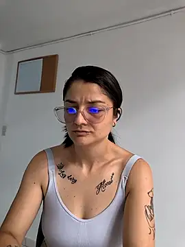 Snapshot of Coralinne__ chatting on 05-02-26, 04:45 Coralinne online show from 05-02-26, 04:45