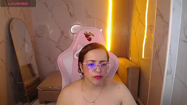 Snapshot of _Evoni_b chatting on 10-09-25, 12:38 Evoni b online show from 10-09-25, 12:38