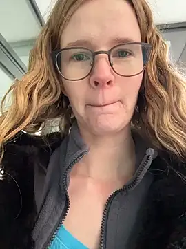 Bikergirl 97 online show from 11-27-25, 12:49