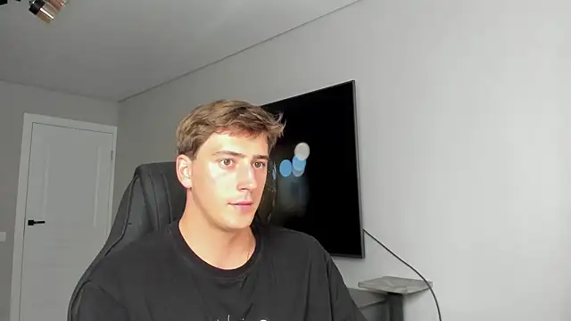 Snapshot of DaniHort chatting on 06-02-26, 10:04 DaniHort online show from 06-02-26, 10:04