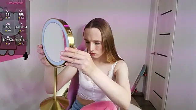 Snapshot of Vi_Luxy chatting on 10-15-25, 02:10 Vi Luxy online show from 10-15-25, 02:10