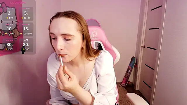 Snapshot of Vi_Luxy chatting on 12-21-25, 02:03 Vi Luxy online show from 12-21-25, 02:03