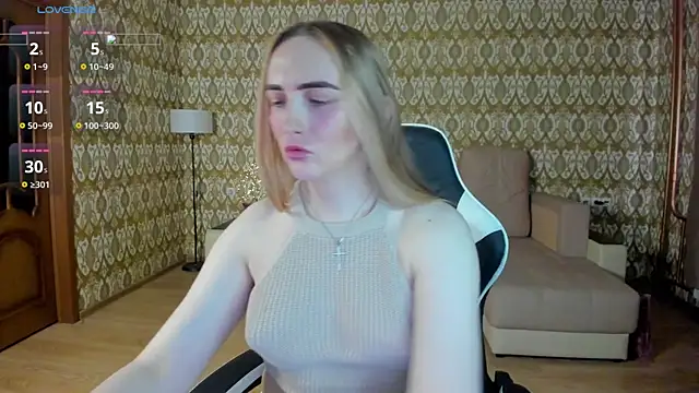 Snapshot of Vi_Luxy chatting on 05-27-26, 01:57 Vi Luxy online show from 05-27-26, 01:57