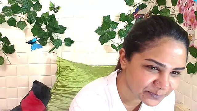 Snapshot of IndiaSexyStripper4u chatting on 10-17-25, 06:10 IndiaSexyStripper4u online show from 10-17-25, 06:10