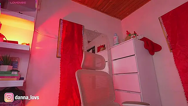 Dannaa Lovs online show from 12-16-25, 06:01