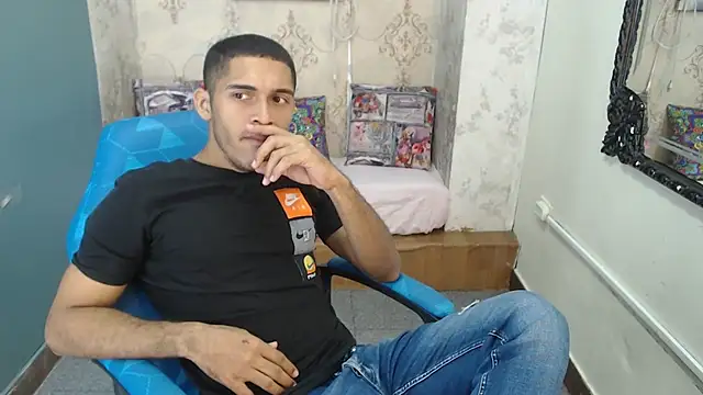 Snapshot of Derek_Storm_ chatting on 11-05-25, 11:02 Derek Storm online show from 11-05-25, 11:02