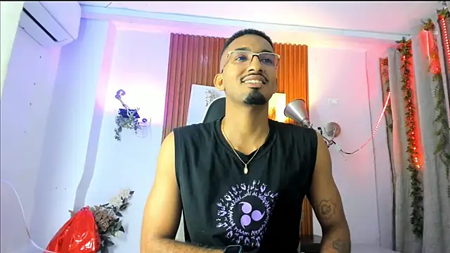 Snapshot of Darwin_mayo chatting on 10-13-25, 05:25 Darwin mayo online show from 10-13-25, 05:25