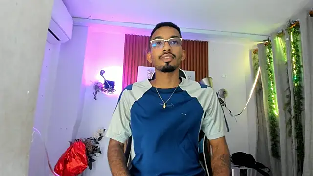 Snapshot of Darwin_mayo chatting on 10-20-25, 05:35 Darwin mayo online show from 10-20-25, 05:35