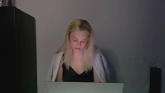Snapshot of Lia_noo_regrets chatting on 05-03-26, 05:27 Lia noo regrets online show from 05-03-26, 05:27