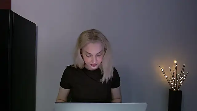 Snapshot of Lia_noo_regrets chatting on 05-30-26, 04:12 Lia noo regrets online show from 05-30-26, 04:12
