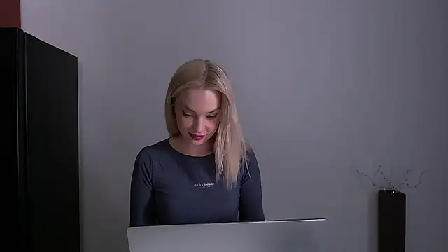 Snapshot of Lia_noo_regrets chatting on 05-31-26, 01:50 Lia noo regrets online show from 05-31-26, 01:50