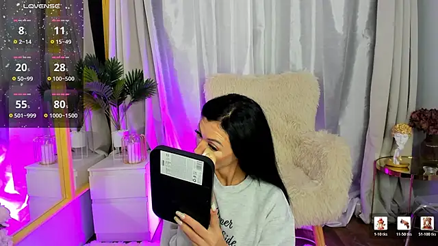 ParissHiltonX online show from 01-19-26, 05:11