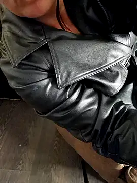 DIVAZARAHLEATHER online show from 07-01-26, 10:59