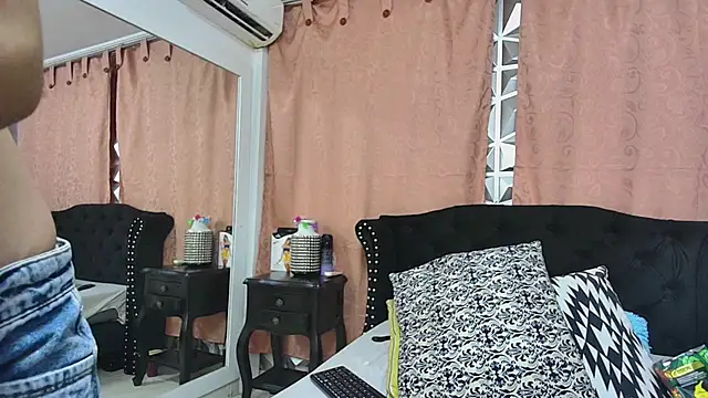 Snapshot of Tatiana_Jaramillo chatting on 09-20-25, 12:43 Tatiana Jaramillo online show from 09-20-25, 12:43