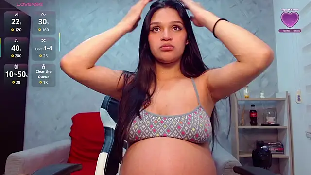 Snapshot of Roxxi_2110 chatting on 10-11-25, 02:12 Roxxi 2110 online show from 10-11-25, 02:12