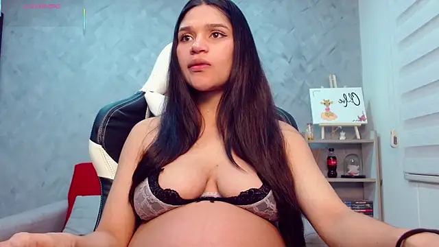 Snapshot of Roxxi_2110 chatting on 10-06-25, 01:40 Roxxi 2110 online show from 10-06-25, 01:40