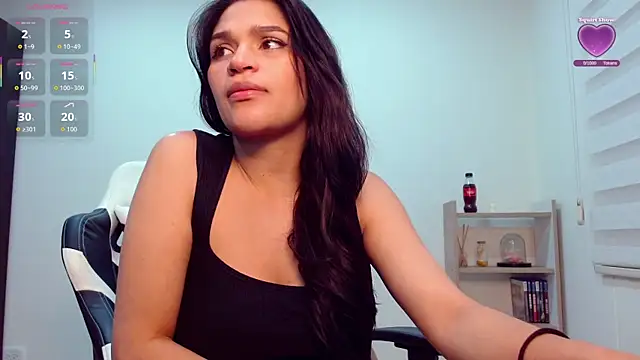 Snapshot of Roxxi_2110 chatting on 10-01-25, 01:00 Roxxi 2110 online show from 10-01-25, 01:00