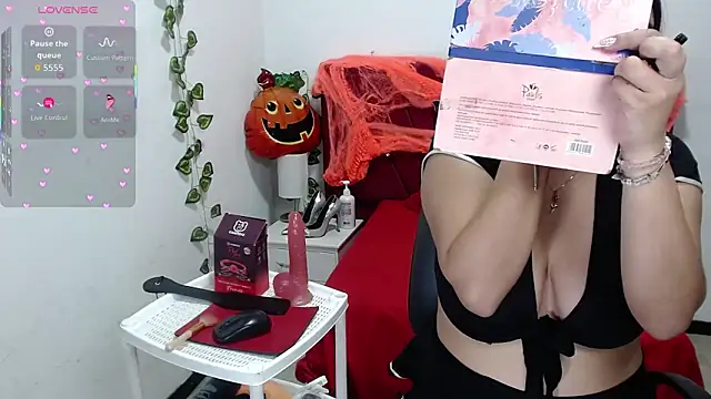 Snapshot of Julieta_curvy69 chatting on 10-14-25, 12:17 Julieta curvy69 online show from 10-14-25, 12:17