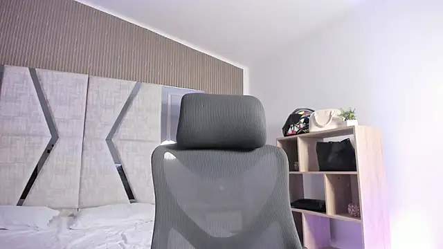 Snapshot of AlliceLover chatting on 12-14-25, 12:00 AlliceLover online show from 12-14-25, 12:00