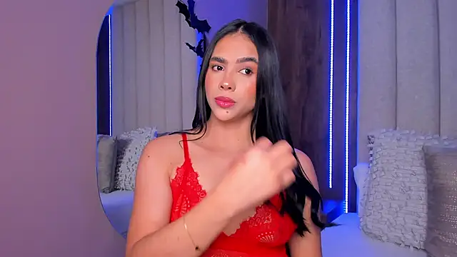 Snapshot of LucySalvatore_ chatting on 10-21-25, 04:17 LucySalvatore online show from 10-21-25, 04:17