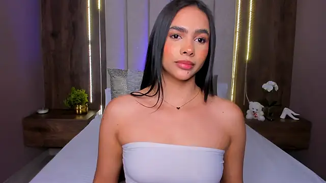 Snapshot of LucySalvatore_ chatting on 09-28-25, 01:23 LucySalvatore online show from 09-28-25, 01:23