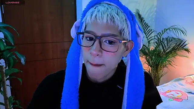 Snapshot of taichi_bluy chatting on 10-19-25, 02:36 taichi bluy online show from 10-19-25, 02:36