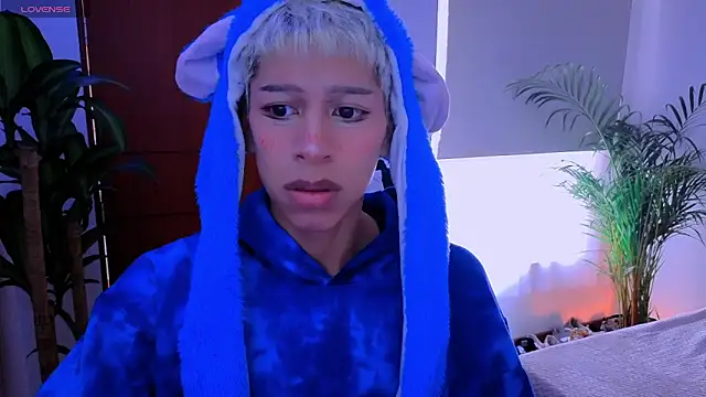 Snapshot of taichi_bluy chatting on 10-03-25, 06:09 taichi bluy online show from 10-03-25, 06:09