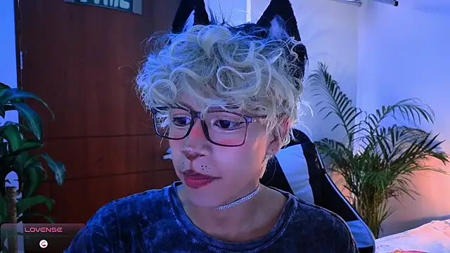 Snapshot of taichi_bluy chatting on 10-17-25, 01:57 taichi bluy online show from 10-17-25, 01:57