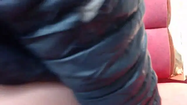Snapshot of lola_warner chatting on 10-21-25, 03:28 lola warner online show from 10-21-25, 03:28