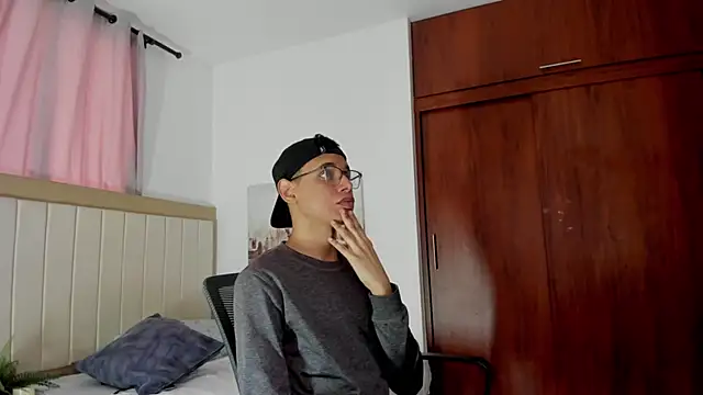Snapshot of tristan_gold chatting on 10-14-25, 01:34 tristan gold online show from 10-14-25, 01:34