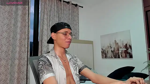 Snapshot of tristan_gold chatting on 09-21-25, 10:48 tristan gold online show from 09-21-25, 10:48