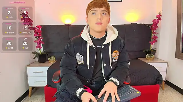 Snapshot of Lucass_love chatting on 05-26-26, 04:49 Lucass love online show from 05-26-26, 04:49