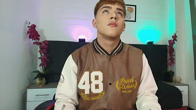Snapshot of Lucass_love chatting on 06-10-26, 01:23 Lucass love online show from 06-10-26, 01:23