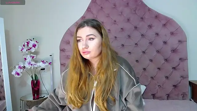 Snapshot of _Agata_ chatting on 02-08-26, 08:23 Agata online show from 02-08-26, 08:23