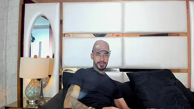 VinzenzRizzo online show from 10-22-25, 04:28