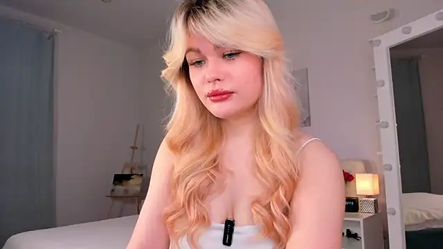 Snapshot of ShyEmma_ chatting on 05-15-26, 01:03 ShyEmma online show from 05-15-26, 01:03