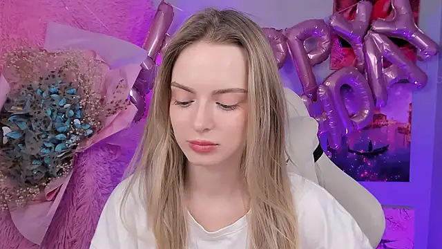 Snapshot of JuliaBrewwer chatting on 09-25-25, 12:00 JuliaBrewwer online show from 09-25-25, 12:00