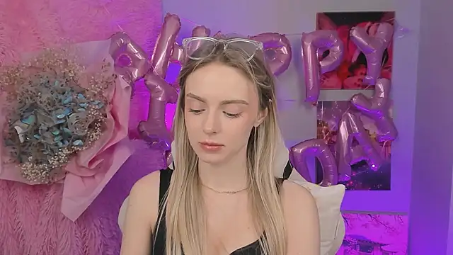 Snapshot of JuliaBrewwer chatting on 09-15-25, 12:05 JuliaBrewwer online show from 09-15-25, 12:05