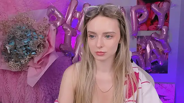 Snapshot of JuliaBrewwer chatting on 09-13-25, 12:05 JuliaBrewwer online show from 09-13-25, 12:05