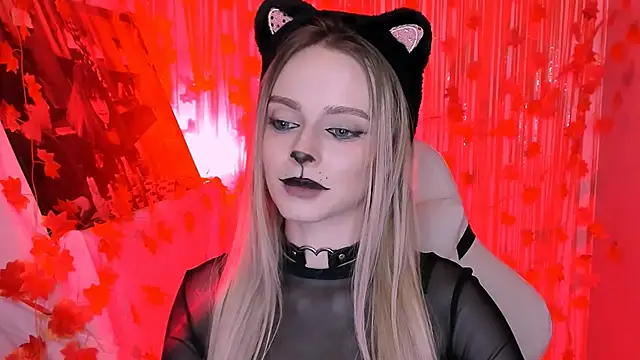 Snapshot of JuliaBrewwer chatting on 10-31-25, 01:41 JuliaBrewwer online show from 10-31-25, 01:41