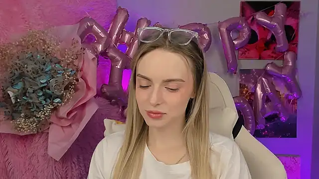 Snapshot of JuliaBrewwer chatting on 09-18-25, 02:20 JuliaBrewwer online show from 09-18-25, 02:20