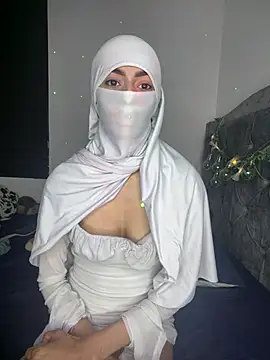 Snapshot of _Zahiira_ chatting on 07-27-26, 12:12 Zahiira online show from 07-27-26, 12:12