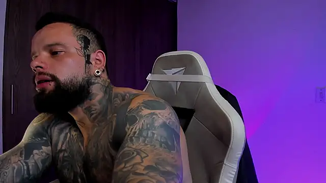 Snapshot of natevillage chatting on 10-04-25, 10:11 natevillage online show from 10-04-25, 10:11