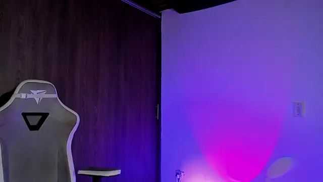 Snapshot of natevillage chatting on 10-12-25, 01:12 natevillage online show from 10-12-25, 01:12