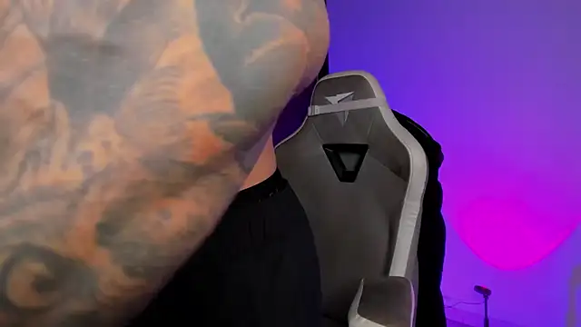 Snapshot of natevillage chatting on 10-14-25, 11:04 natevillage online show from 10-14-25, 11:04