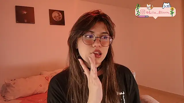Snapshot of Liia-Bloom chatting on 09-14-25, 03:18 Liia-Bloom online show from 09-14-25, 03:18